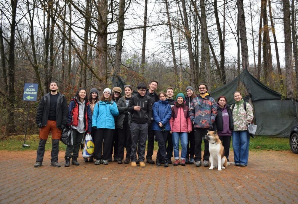 Poză de grup a voluntarilor Environmental Rise în timpul unei acțiuni de igienizare a naturii